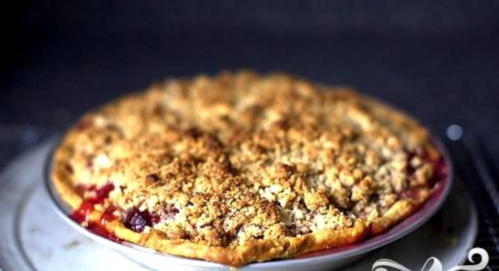 Вишневый пирог с миндальной посыпкой