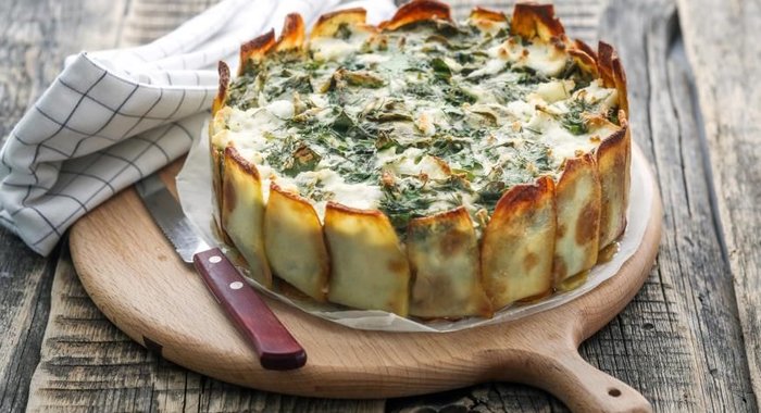 Картофельный пирог с начинкой из зелени