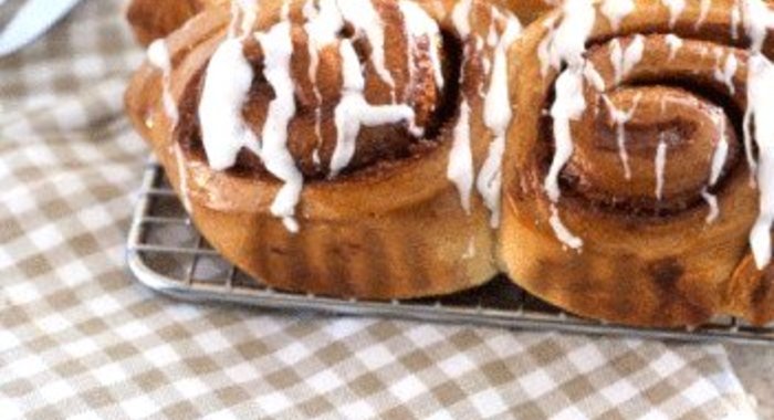 Синнабоны с корицей и ванильно-сливочным соусом