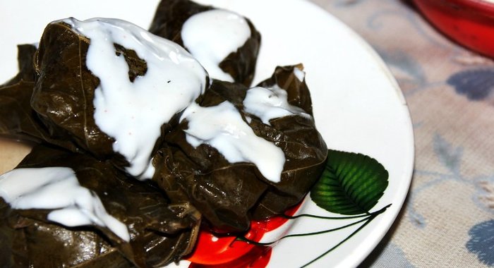 Долма с мацони и чесноком