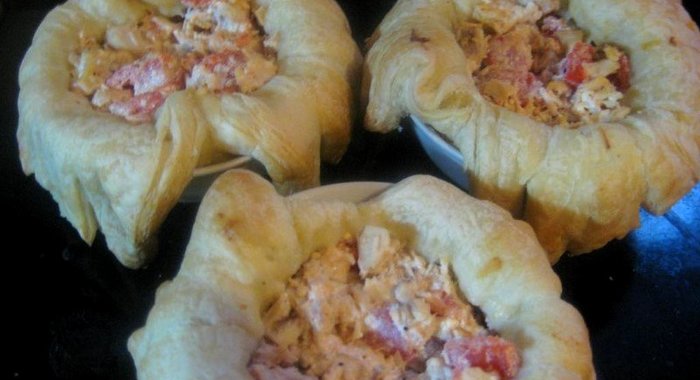 Слойки с курицей и помидорами