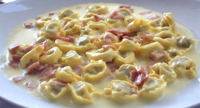 Тортеллини с ветчиной в сливочном соусе