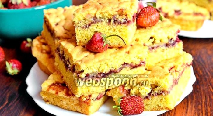 Пирог с клубникой, бананами и смородиновым вареньем