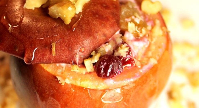 Яблоки, запеченные с творогом и брусникой