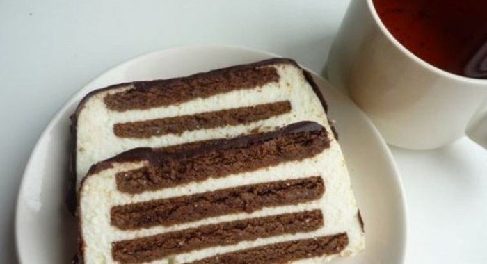 Творожный торт с печеньем без выпечки