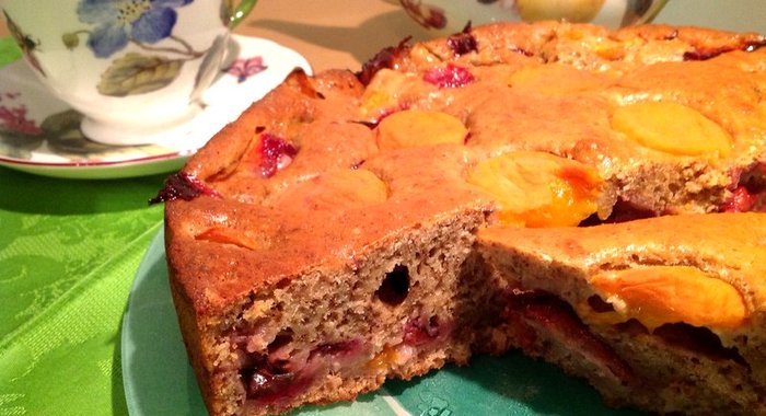 Пирог со сливами и абрикосами