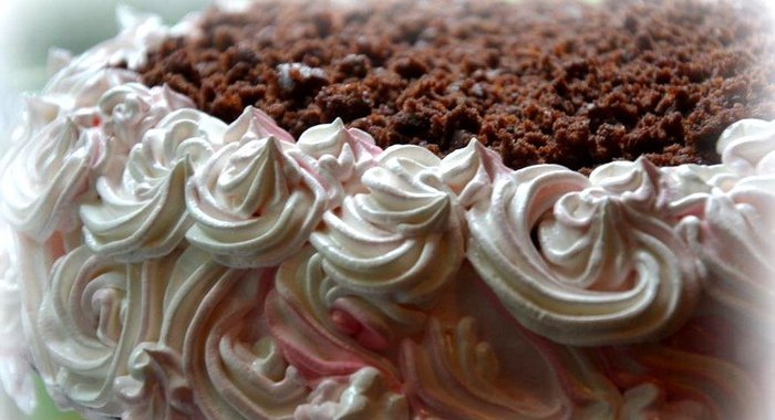 Торт Именинный c шоколадным кремом и вишней