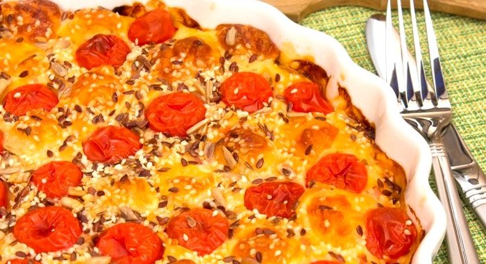 Пирог с окороком, помидорами и сыром