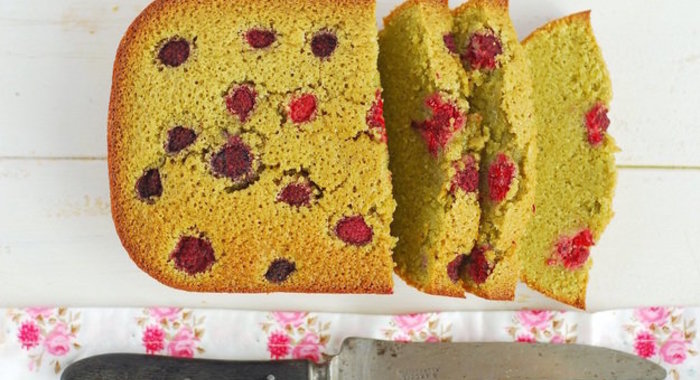 Пирог с малиной и чаем матча