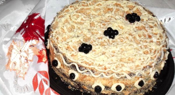 Шоколадный торт с черникой