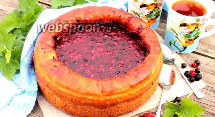 Пирог с чёрной и красной смородиной