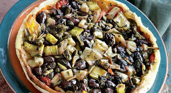 Перевернутый пирог с печеными перцами, луком-пореем и маслинами