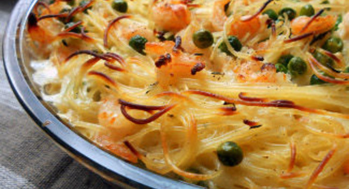 Пирог из спагетти с креветками, зеленым горошком и маскарпоне