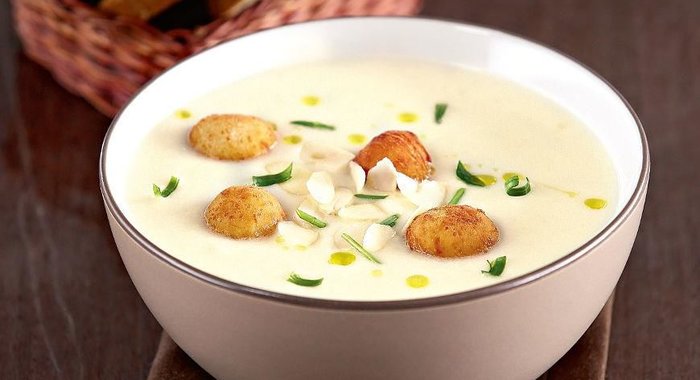 Суп-пюре из цветной капусты с сырными шариками