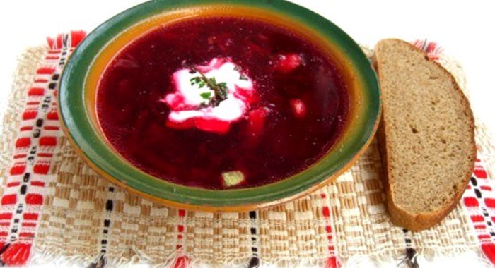 Пасхальный свекольный суп со сливочным хреном