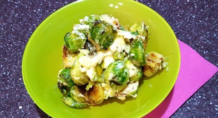 Брюссельская капуста под сырным соусом