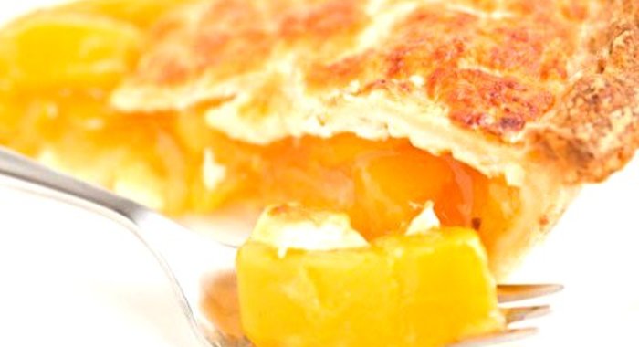 Румяный пирог с абрикосами и нежной сливочной крошкой