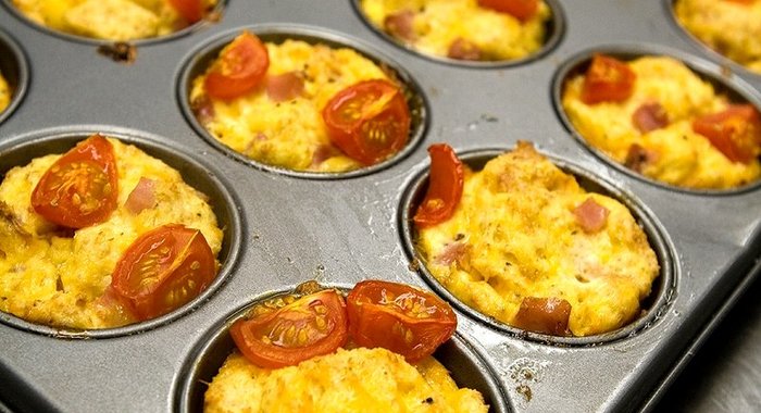 Необычные маффины с ветчиной и сыром