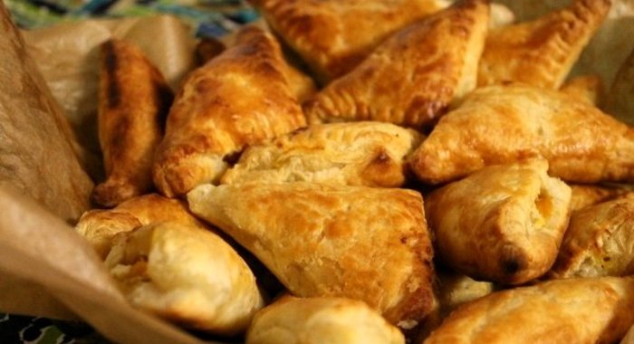 Слоеные пироги с брынзой