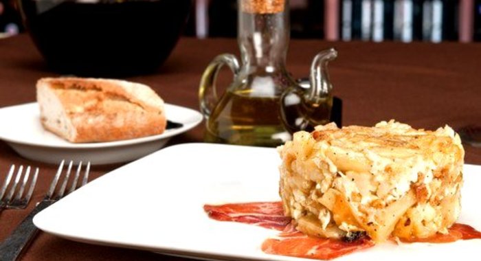 Тортилья по‑испански с молодым картофелем, копченой ветчиной и перцами