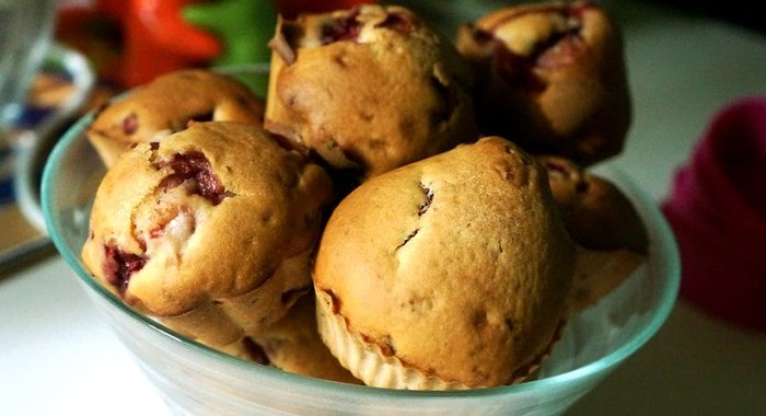 Маффины с клубникой на молоке