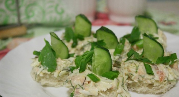 Канапе с плавленным сырком и форелью