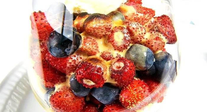 Ореховый сабайон с ягодами и мороженым