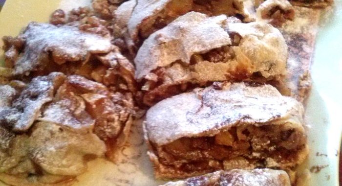 Яблочный штрудель с грецкими орехами