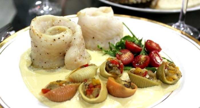 Рыбные рулеты с соусом сабайон из сладкой кукурузы и фаршированные мини-конкильони