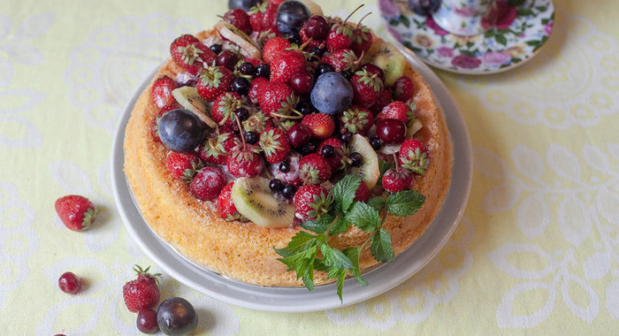 Ягодная корзинка из бисквита