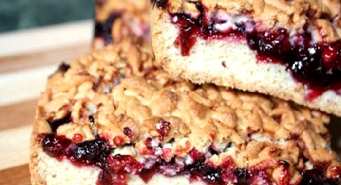 Быстрый песочный пирог с вареньем