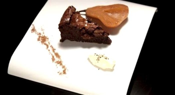 Шоколадный торт с грушами