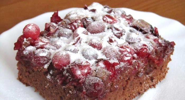 Шоколадный пирог с клюквой