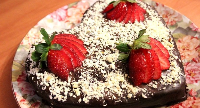 Шоколадный торт с черникой и вишней