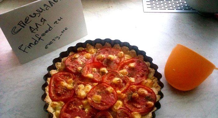 Пирог с луком и помидорами