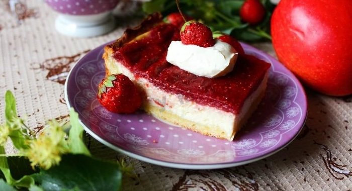 Пирог с клубникой и творогом