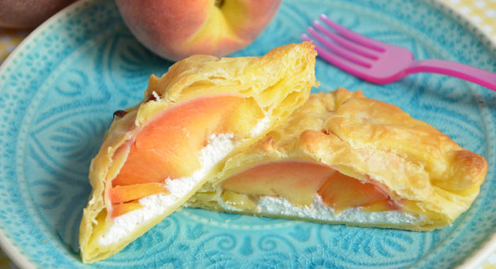 Слойки с рикоттой и персиками