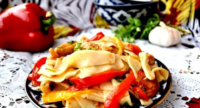 Салат с домашней лапшой и курицей