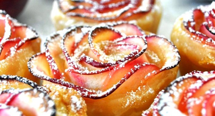 Яблочные розочки в слоеном тесте