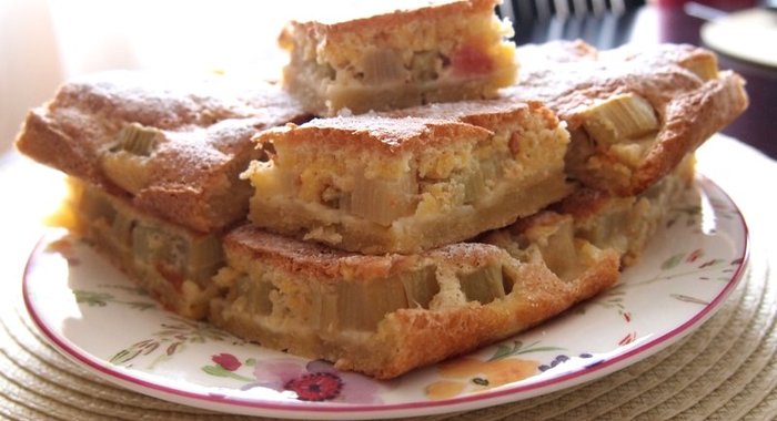 Пирог с рабарбаром (ревенем) и бисквитом