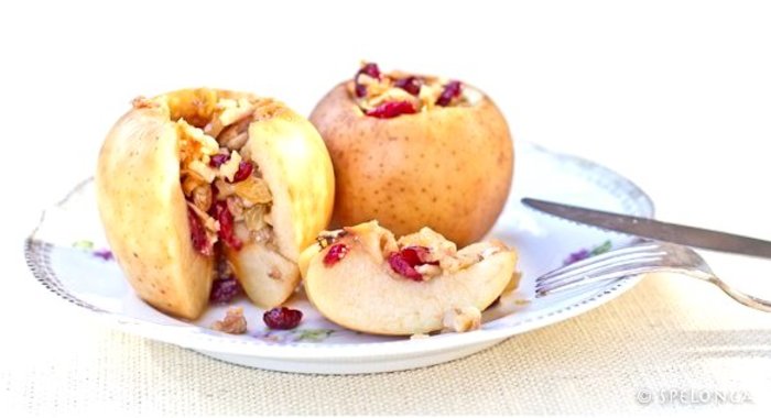 Яблоки, фаршированные сухофруктами, в меде