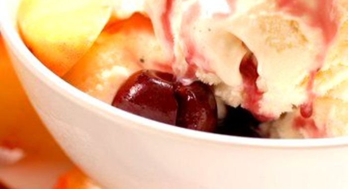 Персики с мороженым в ягодном соусе