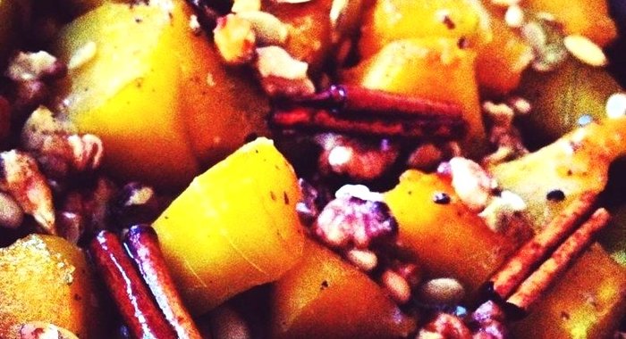 Тыква с пряностями и орехами