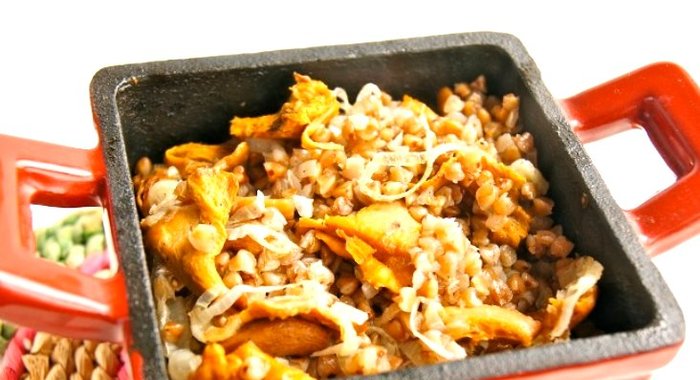 Гречка с лисичками в горшочках