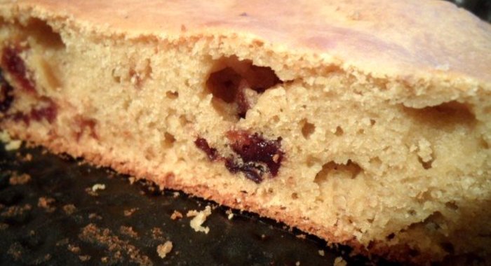 Пирог со смородиновым вареньем на кефире