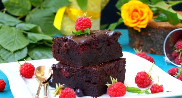 Брауни с ягодами на тёмном пиве