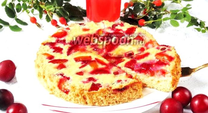 Шарлотка с алычой