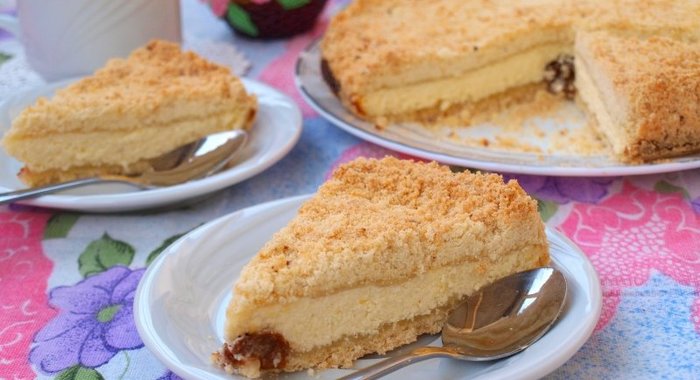 Насыпной творожный пирог со сливой