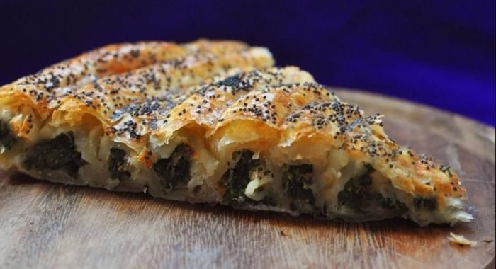Спиральный пирог с сыром и шпинатом