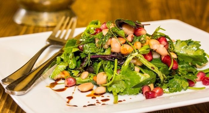 Салат из зелени с бобовыми